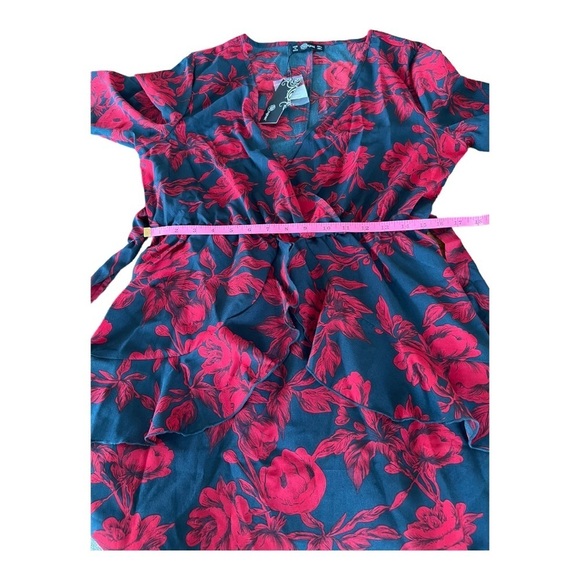 Red and black faux wrap dress with pendant, size L, new with tags - Picture 7 of 12